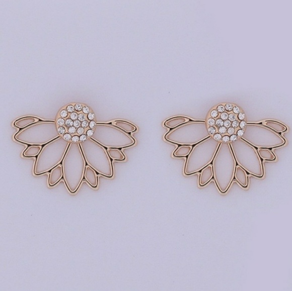 Gold Tone Flower Earrings ear ring - Picture 2 of 6